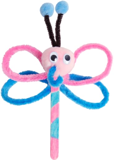 Ein gebastelter Schmetterling aus rosa und blauen Pfeifenreinigern, einem Holzstab mit diagonalen Streifen, einem rosa Bommelkopf, zwei Kulleraugen und zwei Fühlern mit blauen Bommeln.