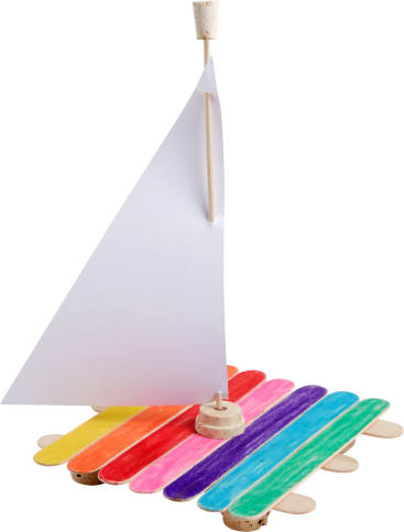 Ein kleines selbstgebasteltes Segelboot aus bunten Holzstäbchen, einem weißen Papiersegel, einem Holzdübel als Mast und einem Korkfuß vor einem weißen Hintergrund.