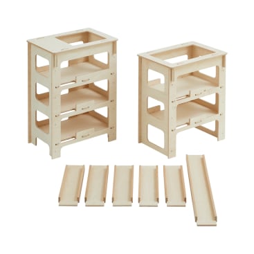 Zwei unbearbeitete Holzregale mit offenen Seiten und je drei Einlegeböden sowie sieben herausnehmbare Holzplatten, alle auf weißem Grund.