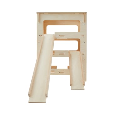 Ein Holzspielgerät mit drei Ebenen und zwei Rampen, eine breit und eine schmal, die beide nach außen führen. Das Gerüst besteht aus hellem Holz und ist vor einem weißen Hintergrund fotografiert.