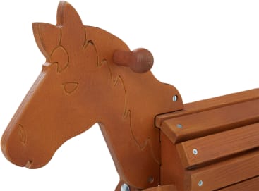 Nahaufnahme einer hölzernen Bank in Form eines Pferdes, wobei der Pferdekopf und ein Teil der Sitzfläche und der Rückenlehne mit Lattenrost im Mittelpunkt stehen. Das Holz hat eine warme braune Oberfläche und wird mit Metallschrauben zusammengehalten.