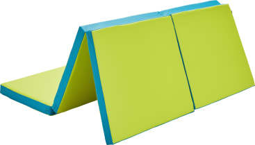 Eine dreifach gefaltete Gymnastikmatte mit lindgrünen Feldern und blauen Rändern ist teilweise entfaltet dargestellt, bildet eine dreieckige Spitze und liegt auf einem weißen Hintergrund.