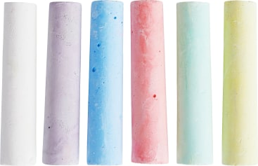 Sechs große Kreidestifte in den Farben Weiß, Lila, Blau, Rosa, Grün und Gelb sind senkrecht in einer Reihe auf weißem Hintergrund angeordnet.