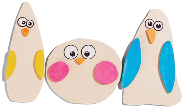 Drei einfache, cartoon-artige Vögel aus flachen, cremefarbenen Formen mit großen Augen. Ein Vogel hat gelbe Flügel, einer hat blaue Flügel und der runde Vogel in der Mitte hat rosa Wangen. Alle haben orangefarbene Schnäbel.
