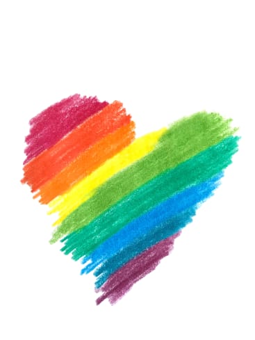Eine Herzform ist mit horizontalen, strukturierten Streifen in den Farben des Regenbogens gefärbt: Rot, Orange, Gelb, Grün, Blau und Violett, auf weißem Hintergrund.
