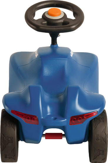 Ein blaues Spielzeugauto aus Kunststoff, von hinten gesehen, mit zwei schwarzen Rädern, roten Rückleuchten, einer kleinen roten Stoßstange und einem schwarzen Lenkrad mit einem orangefarbenen Knopf in der Mitte.