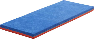 Eine rechteckige Schaumstoffmatte mit einer blauen Oberseite und roten Seiten auf weißem Hintergrund.