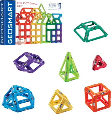 Ein GeoSmart-Magnetbaukasten wird zusammen mit verschiedenen bunten geometrischen Strukturen aus magnetischen Formen, einschließlich Würfeln, Pyramiden und anderen Polyedern, auf einem weißen Hintergrund gezeigt.