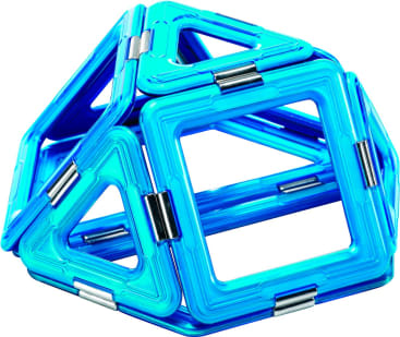 Eine geometrische Struktur aus blauen, durchscheinenden magnetischen Kacheln in Dreiecks- und Quadratform, die zu einer 3D-Form zusammengesetzt werden.