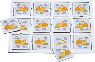 Ein Brettspiel mit zwölf quadratischen Karten, die eine orangefarbene Katze zeigen, die mit Garnbällen in verschiedenen Farben spielt, angeordnet in einem weißen Tablett mit zwei leicht erhöhten Karten.