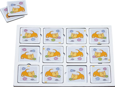Ein Gedächtnisspiel mit zwölf quadratischen Spielsteinen, die jeweils eine orangefarbene Katze darstellen, die zwischen bunten Garnknäueln spielt. Zwei weitere passende Spielsteine werden separat in der oberen linken Ecke platziert.