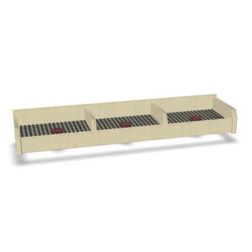 Ein Holzregal mit drei Fächern, die jeweils eine schwarze Gittermatte und in der Mitte ein kleines rotes Objekt enthalten. Das Regal wird aus einem Winkel betrachtet, der seine Länge und sein einfaches Design zeigt.