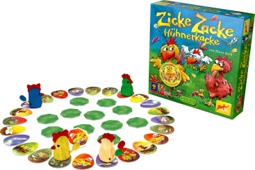 Eine Schachtel des Brettspiels Zicke Zacke Hühnerkacke wird neben dem Aufbau gezeigt, der bunte hühnerförmige Spielsteine und kreisförmig illustrierte, ringförmig angeordnete Spielsteine enthält.