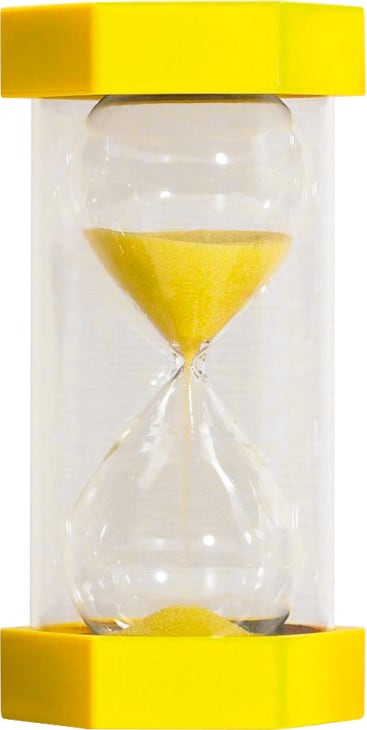 Eine durchsichtige Sanduhr mit gelbem Sand im Inneren, umrahmt von gelben Kappen am oberen und unteren Ende. Der Sand hat sich teilweise in der unteren Kammer abgesetzt.