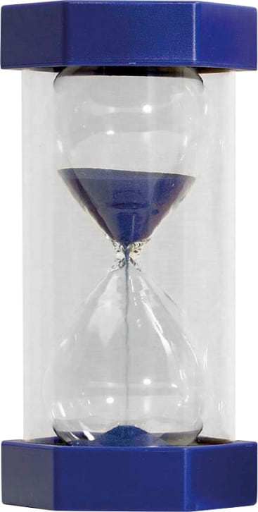 Eine Sanduhr aus durchsichtigem Kunststoff mit blauen Endkappen, die blauen Sand enthält, der durch einen schmalen Durchgang von der oberen Birne zur unteren Birne fließt.