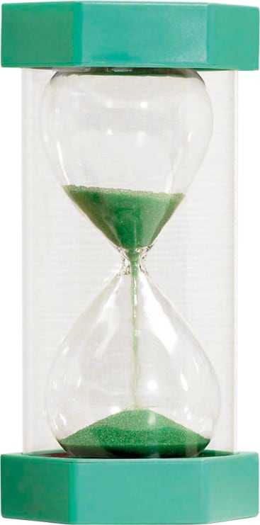Eine durchsichtige Sanduhr mit grünem Sand ist zwischen zwei grünen rechteckigen Endkappen eingeschlossen. Der Sand hat sich teilweise in der unteren Hälfte abgesetzt, wobei ein Teil noch durch den schmalen Mittelteil fließt.