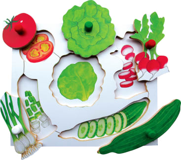 Ein hölzernes Gemüsepuzzle mit Teilen in Form einer Tomate, eines Salats, von Radieschen, Frühlingszwiebeln und einer Gurke. Jedes Teil hat einen kleinen Knopf für eine einfache Handhabung. Einige Teile sind entfernt, um die Bilder darunter zu zeigen.