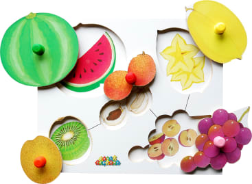 Ein Holzpuzzle mit Obstteilen, darunter Wassermelone, Litschi, Sternfrucht, Kiwi, Weintrauben und gelbe Melone. Jedes Teil hat einen farbigen Knopf, um die Handhabung zu erleichtern, und die entsprechenden Fruchtbilder sind auf dem Brett aufgedruckt.