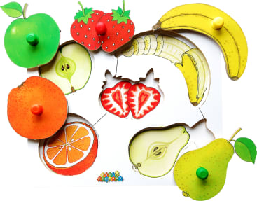 Ein Holzpuzzle mit farbenfrohen Obstteilen, darunter ein Apfel, eine Orange, eine Birne, eine Erdbeere und eine Banane, jeweils mit einem Knauf zur einfachen Handhabung. Der Sockel zeigt Bilder aus dem Inneren der jeweiligen Frucht.