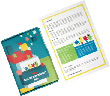 Eine bunte Schachtel mit der Aufschrift Digitalwerkstatt Box und illustrierten Schriftzeichen steht neben einem Brief an die Eltern, der auf weißem Papier mit Text und Grafiken gedruckt ist.