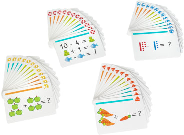 Es werden vier Sets von Lernkarten gezeigt, auf denen jeweils verschiedene mathematische Probleme dargestellt sind. Die Karten verwenden Bilder von Äpfeln, Karotten, Fischen, Fröschen, Pizzastücken und Punkten als visuelle Zählhilfen.