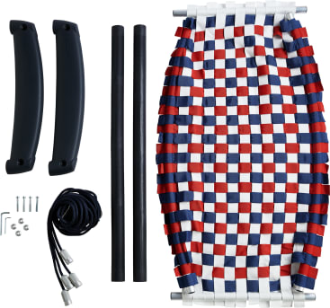 Ein zerlegter Schaukelsatz mit einem gewebten rot-weiß-blauen Sitz, zwei schwarzen Griffen, zwei schwarzen Stangen, einem schwarzen Seil mit Metallenden und einem Satz Schrauben und Bolzen.