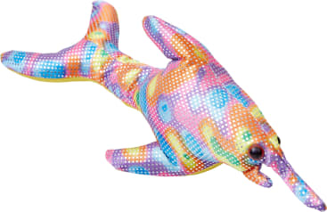 Ein farbenfrohes Stoffspielzeug in Form eines Schwertfisches mit einem Flickenteppich aus glänzenden, mehrfarbigen Mustern mit kleinen weißen Punkten und einer langen, spitzen Schnauze.