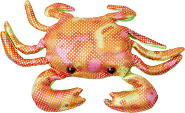 Ein Plüschtier in Form einer Krabbe mit acht Beinen und zwei Krallen. Das Spielzeug ist orange mit weißen Flecken und hat rosa, gelbe und grüne Akzente, zusammen mit zwei schwarzen Augen.