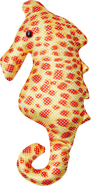 Ein Seepferdchen-Stoffspielzeug mit gelber Grundfarbe, einem rot-weiß gepunkteten Blumenmuster, einem schwarzen Knopfauge und einem gewellten Schwanz, dargestellt auf weißem Hintergrund.