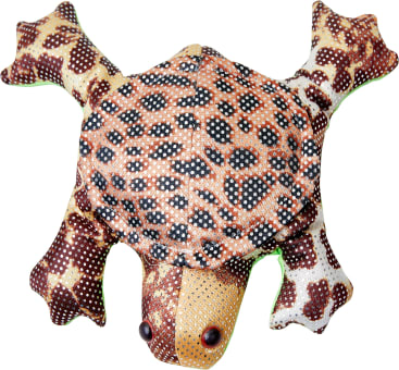 Eine Schildkröte aus Stoff mit braunem, schwarzem und hellbraunem Fleckenmuster, flachen Gliedmaßen, rundem Panzer und zwei schwarzen Knopfaugen auf dem hellbraunen Kopf vor einem weißen Hintergrund.