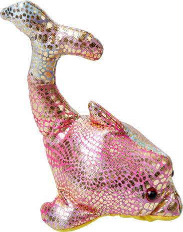 Ein Plüschdelfin mit einem glänzenden, mehrfarbigen Schuppenmuster in Rosa-, Gold- und Blautönen, mit schwarzen Augen und einem gebogenen Schwanz.