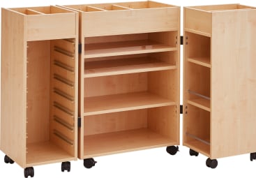 Ein mobiler Aufbewahrungswagen aus Holz mit heller Holzoberfläche, mehreren Fächern, Regalen und Sektionen, alles auf Rädern. Der Wagen ist offen dargestellt und zeigt seine inneren Stauräume.