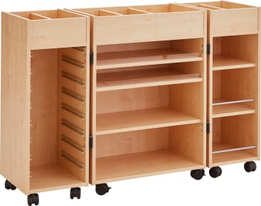 Ein rollender Aufbewahrungswagen aus hellem Holz mit drei Fächern, die jeweils offene Regale, vertikale Schlitze und horizontale Trennwände enthalten. Der Wagen hat sechs Räder und ist für die Organisation von Materialien konzipiert.