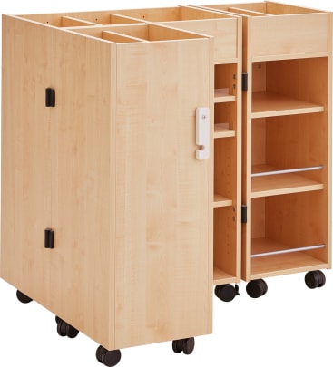 Zwei Aufbewahrungswagen aus hellem Holz mit offenen Fächern und Regalen, beide auf schwarzen Rädern. Ein Wagen ist vollständig geöffnet, mit unterteilten Fächern und weißem Griff, während der andere teilweise im Inneren verschachtelt ist.
