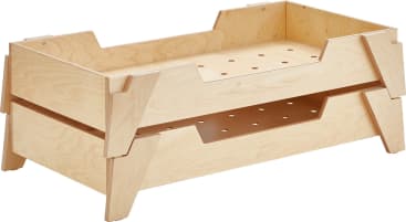 Ein stapelbares Holzregal mit zwei Etagen, perforierten Böden zur Belüftung und gekerbten Seiten. Die Struktur hat eine natürliche Holzoberfläche und verfügt über abgewinkelte Beine für Stabilität.