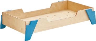 Ein rechteckiger Holzkasten mit durchbrochenem Boden, erhöhten Seiten und blauen, an jeder Ecke angebrachten, abgewinkelten Beinen auf weißem Hintergrund.