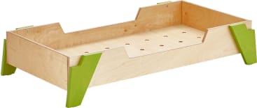 Ein rechteckiges Gartenhochbeet aus Holz mit hellen Holzseiten und grünen Beinen, mit einem geschlitzten Boden mit kreisförmigen Löchern zur Entwässerung. Die Seiten sind leicht erhöht und geformt, sodass ein flacher Behälter entsteht.