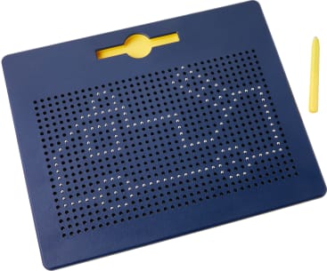 Eine blaue magnetische Zeichentafel mit einem Raster aus Löchern, von denen einige mit erhabenen Metallkugeln gefüllt sind, die ein Bild eines Autos bilden. Auf der rechten Seite der Tafel befindet sich ein gelber Stift.