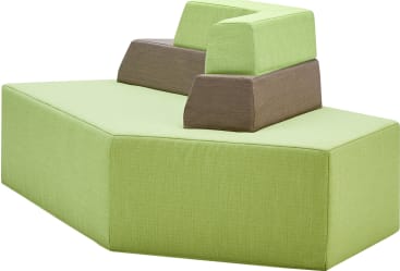 Ein modernes Sofa mit geometrischen Formen, gepolstert mit hellgrünem Stoff, mit kantigen braunen und dazu passenden grünen Rückenlehnen in einer gestuften Anordnung.