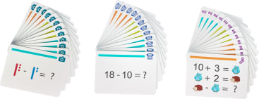 Es werden drei Sätze von Mathekarten gezeigt, die jeweils aufgefächert sind. Die Karten zeigen grundlegende Subtraktions- und Additionsaufgaben, einige mit Zahlen, andere mit illustrierten Objekten und Zählern.