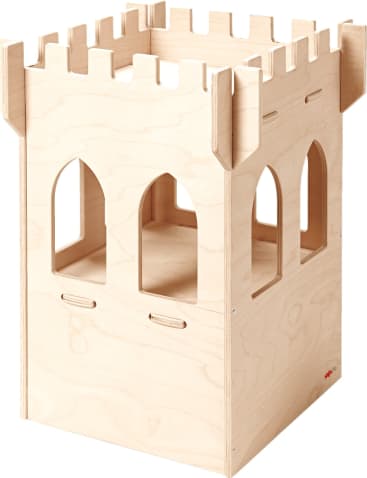 Ein helles Holzspielgerät, das wie ein Schlossturm aussieht, mit gewölbten Fenstern und einem zinnenbewehrten Dach mit Schlitzen und Griffen an den Seiten.