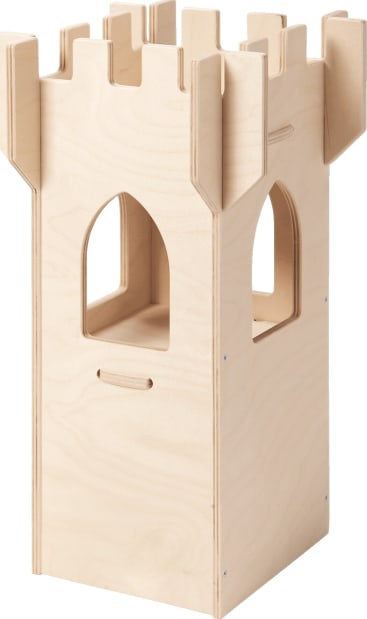 Ein hölzernes, turmartiges Gebilde, das an einen Schlossturm erinnert, mit ausgeschnittenen Fenstern, zinnenbewehrten Oberkanten und einer hellen Naturholzoberfläche.