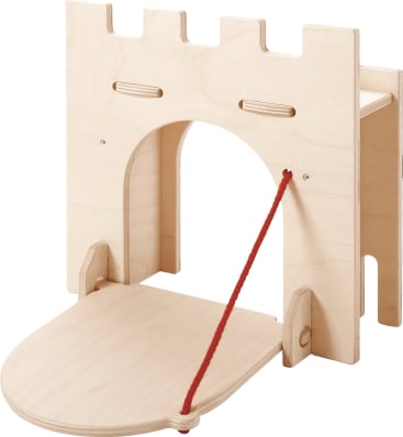 Ein hölzernes Spielzeug-Burgentor mit einem flachen Torbogen, einer erhöhten Zugbrücke, die mit roten Schnüren befestigt ist, und einer gekerbten Oberkante, die an Burgzinnen erinnert. Das Spielzeug ist aus hellem Holz gefertigt.