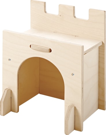 Eine leichte Holzkonstruktion, die einer kleinen Burg mit rechteckiger Form, gewölbtem Eingang und Zinnen an der Spitze ähnelt und möglicherweise als Spielzeug oder Möbelstück verwendet wurde.