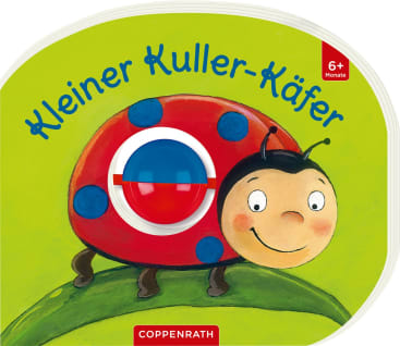 Illustration eines lächelnden Marienkäfers mit einem roten und blauen Plastikspinner auf seinem Rücken vor einem grünen Hintergrund. Der deutsche Text Kleiner Kuller-Käfer und 6+ Monate erscheint über dem Marienkäfer.