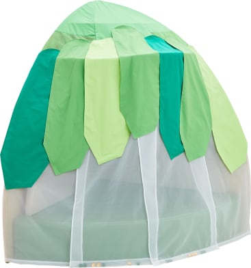 Ein Spielzelt für Kinder mit einem kuppelförmigen Dach, das mit sich überlappenden Stoffblättern in Grüntönen bedeckt ist, und weißem Netzgewebe, das einen geschlossenen Bereich darunter bildet.