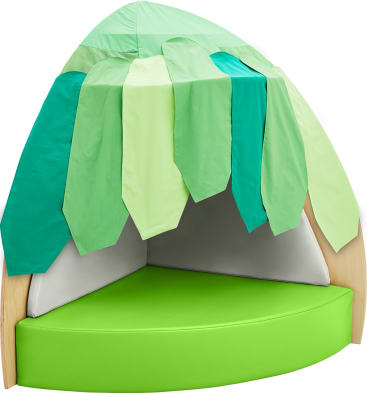Ein Kinderspielzelt in Form eines Blätterdaches mit mehrschichtigen grünen Stoffbahnen und einem hellgrünen dreieckigen Kissenboden, der von hellen Holzbögen getragen wird.
