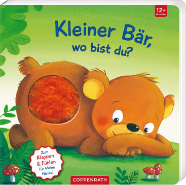 Illustration eines Braunbärenjungen, der auf grünem Gras liegt. Das Buchcover hat einen runden, orangefarbenen Fleck auf dem Rücken des Bären, der zum Anfassen einlädt. Der Titel lautet "Kleiner Bär, wo bist du?" für Kinder ab 12 Monaten.