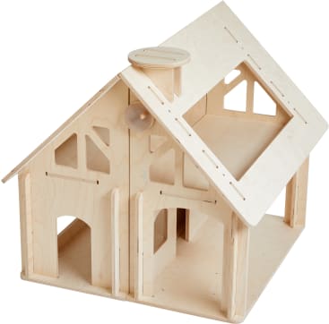 Ein Puppenhaus aus Holz mit einem schrägen Dach, offenen Seiten und Fensterausschnitten. Das Innere ist leer, und die Oberfläche besteht aus unbearbeitetem hellem Holz. Das Haus hat zwei Stockwerke und einen runden Schornstein auf dem Dach.