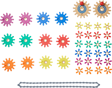 Verschiedene bunte Kunststoffzahnräder und -blumen, zwei große braune Zahnräder mit roten Knöpfen und eine Metallkette auf weißem Hintergrund.